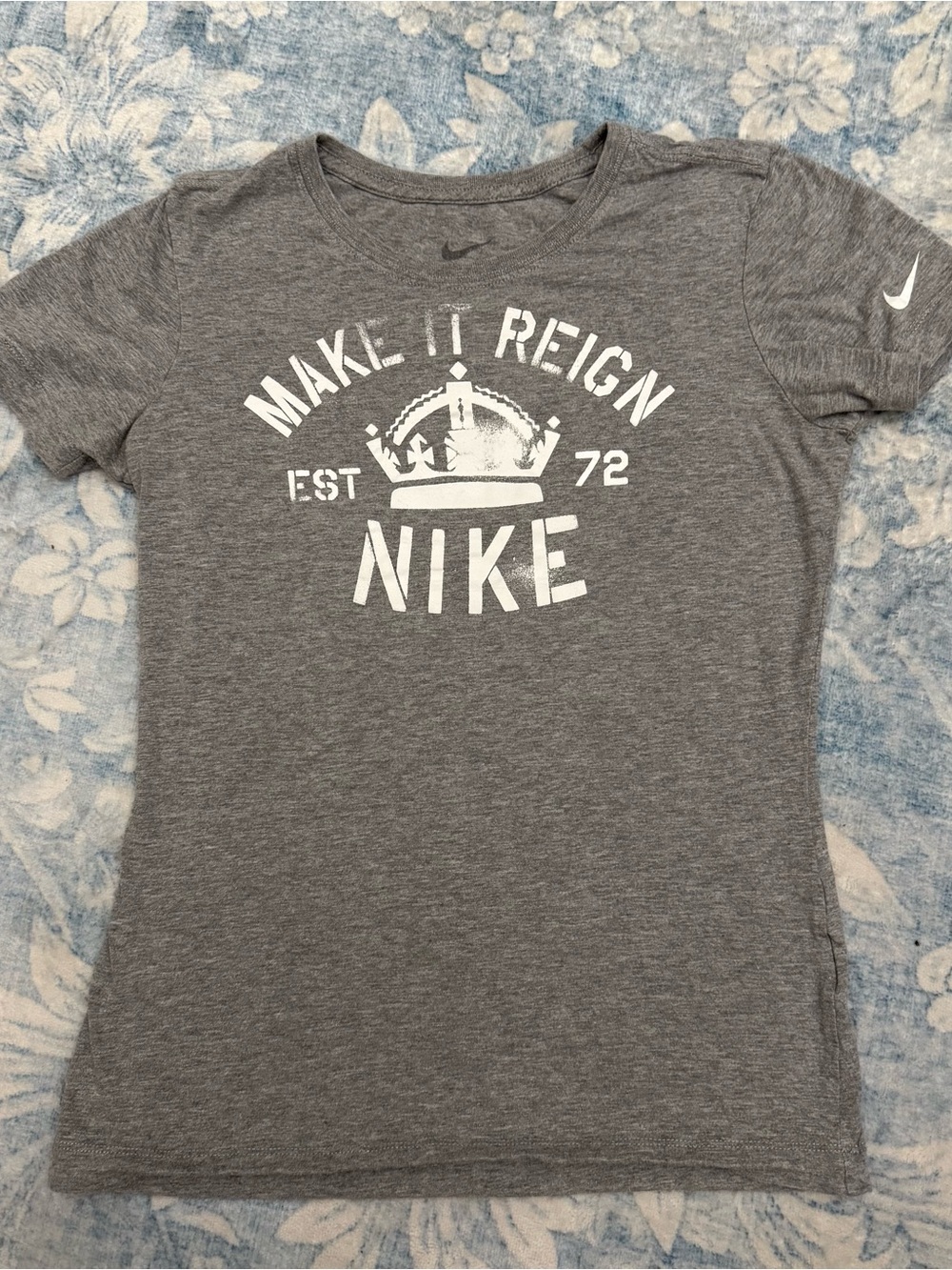 Nike Women’s Gray Graphic 'Make It Reign' Slim Fit Short Sleeve Tee Size Small